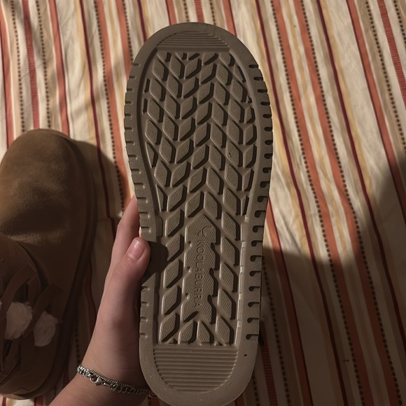 brown ugg’s that are 8.5 size in woman’s - Picture 2 of 4